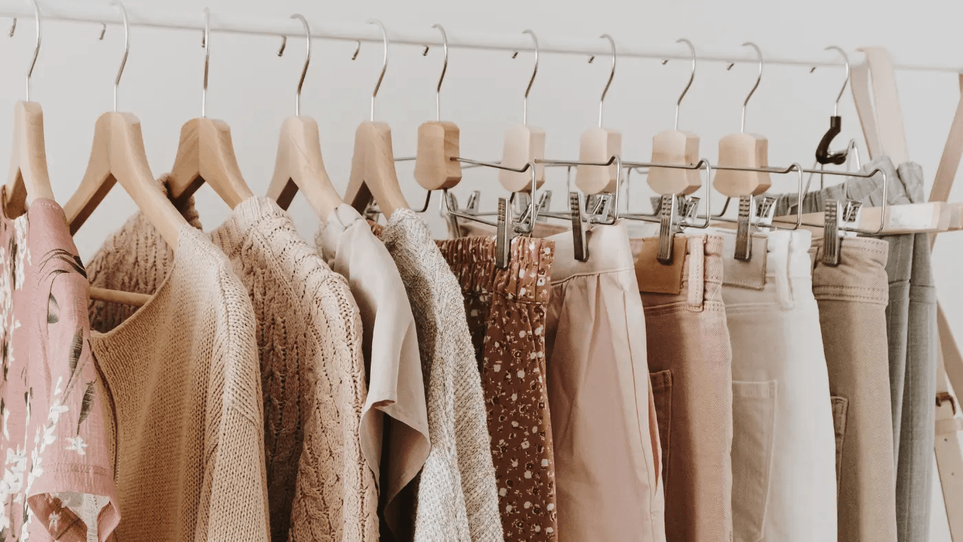 Vêtements sur cintres